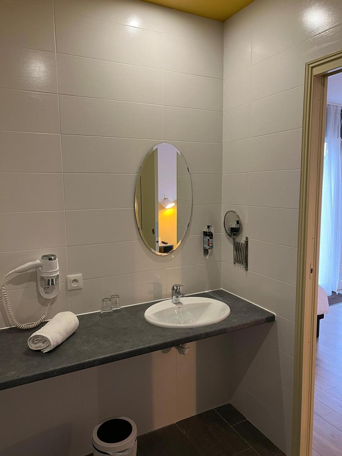 Hotel Les Voisins Beaucemaine Ploufragan ภายนอก รูปภาพ